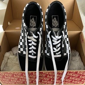 Men’s Vans Old Skool sneaker in checker. Size 10.5
